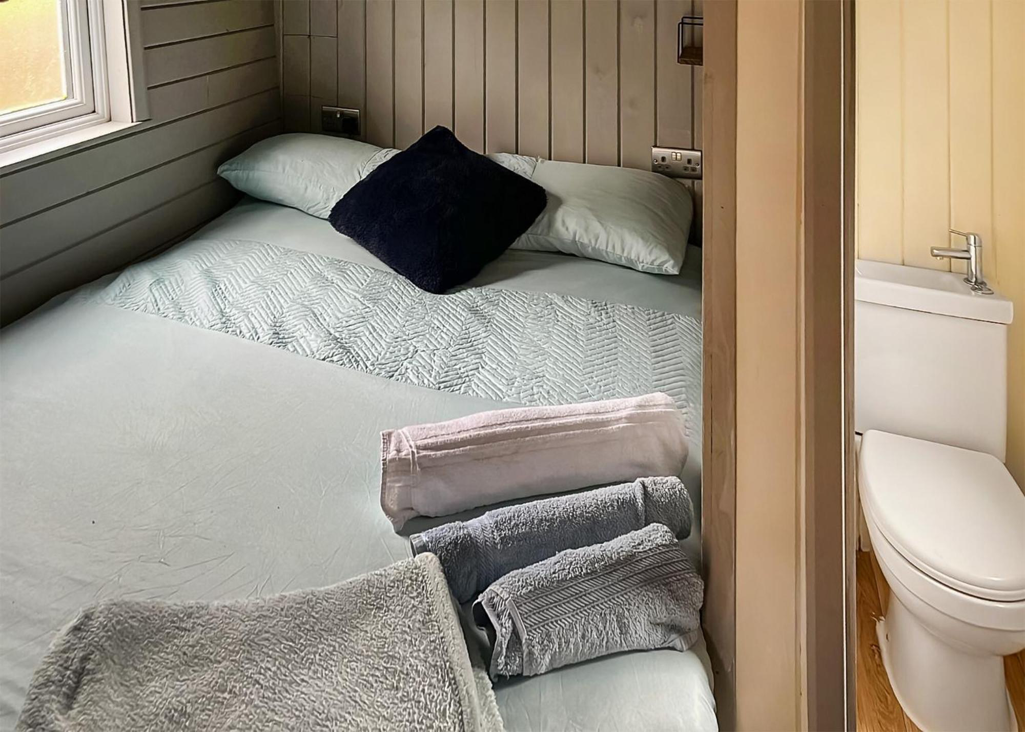 Riverview Lodges And Glamping Welshpool Esterno foto