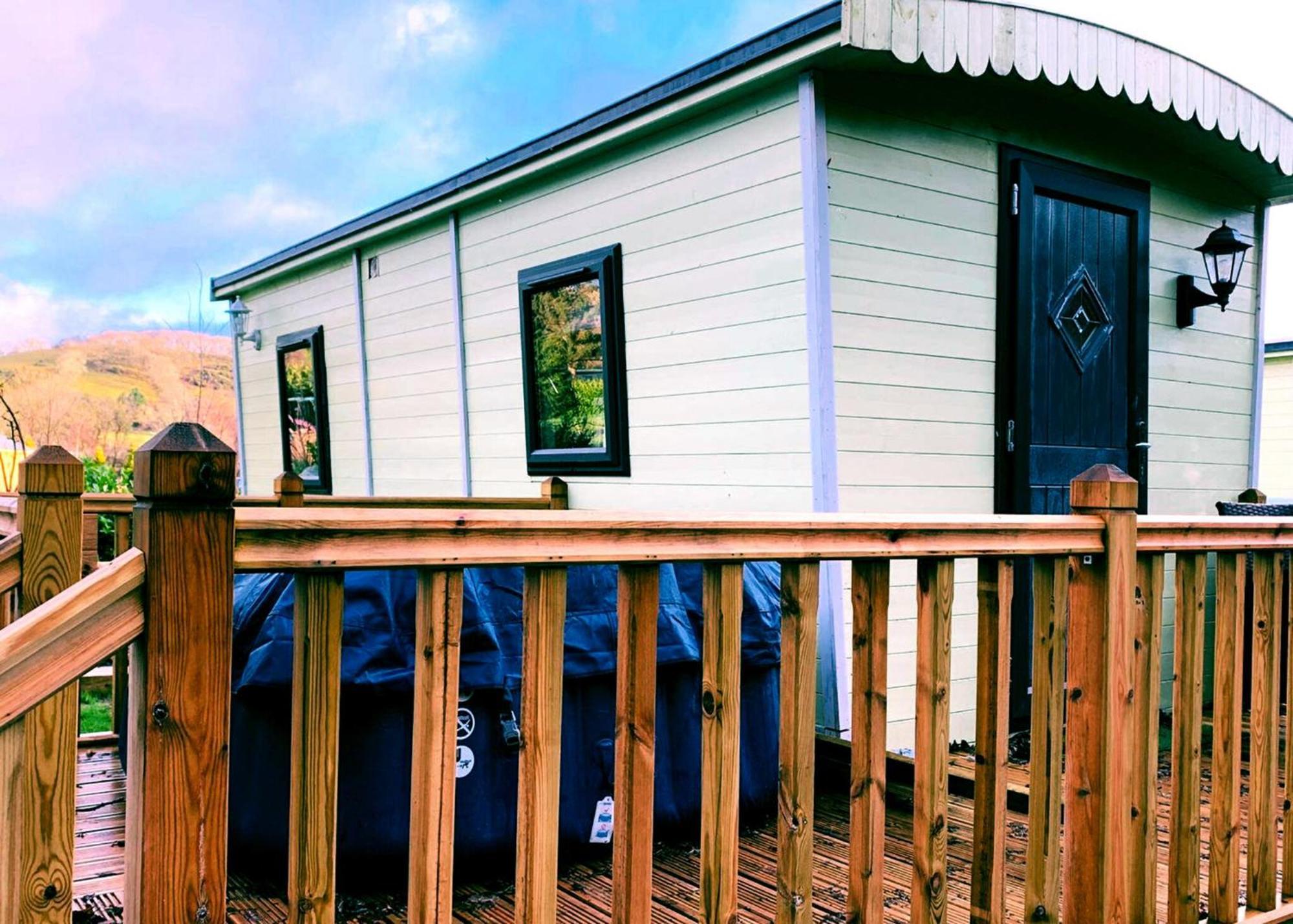 Riverview Lodges And Glamping Welshpool Esterno foto